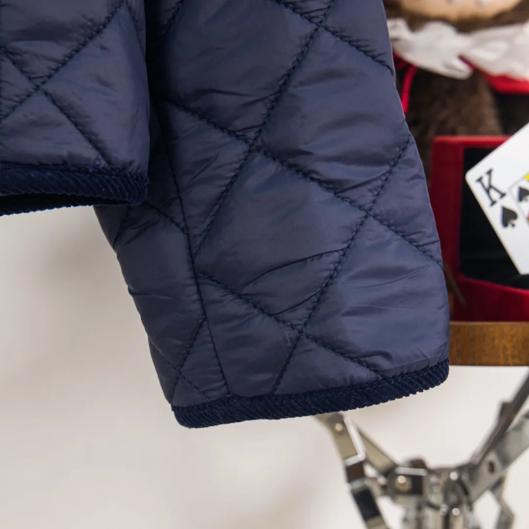 P390 zp version [Exclusive supply] Ralph Lauren/Ralph Lauren 2025aw autumn and winter popular items diamond-shaped quilted embroidered corduroy strips imitation feather jacket jacket Correct three-pocket version Slight waist design Free matching neckline ✅ Facial filling imitation feather cotton Three-in-one diamond-shaped quilted embroidery Soft and comfortable ✅ Customized double-circle brand hardware buckle back waist freely adjustable elastic design ✅ RL three-color diamond plaid cotton jacket 100% restoration Corduroy strips running through the whole body, no knots and overlaps, artificial curling, fine workmanship, highly recommended, a rare cotton jacket that does not look bloated, can be worn as an inner layer in the north, can be worn with multiple necklines, elastic waistline on the back, freely adjustable waist, matte memory technology on the face, giving a cotton feel, not to be missed, highly recommended, color: black, white, gray green, khaki, navy, size: S M L XL, number: WW10951